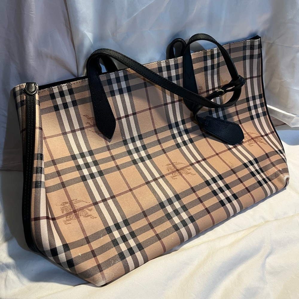 Burberry - Picture 2 of 4